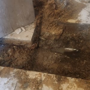 חפירה באדמה עם צינור חשוף
