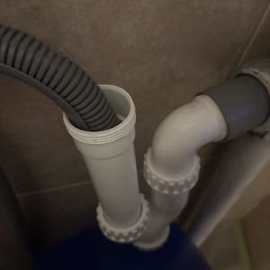 צינורות פלסטיק מחוברים במערכת ניקוז