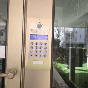 מערכת אינטרקום עם לוח מקשים ודלת זכוכית