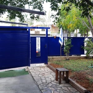 שער כחול עם דלת קטנה וחלון זכוכית