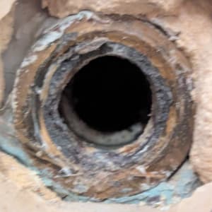 צינור חלוד עם סימני שחיקה