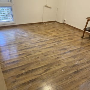 רצפה עם כתמי צבע ולכלוך קל