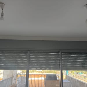 תריסים סגורים במרפסת עם נוף חיצוני