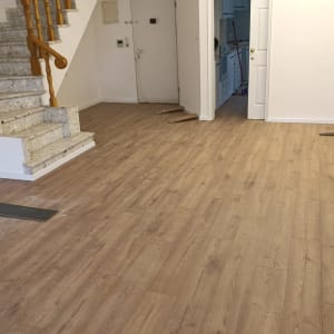 רצפת פרקט חדשה בחדר עם מדרגות