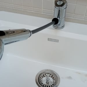 ברז נשלף בכיור עם ניקוז מתכת