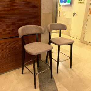 שני כיסאות מרופדים עם רגלי עץ כהות