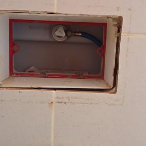 ברז מים כחול בתוך קופסה בקיר