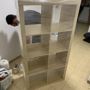 ארון עץ עטוף בניילון שקוף למעבר דירה