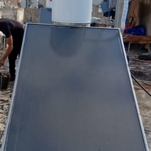 מערכת חימום סולארית על גג עם אדם עובד