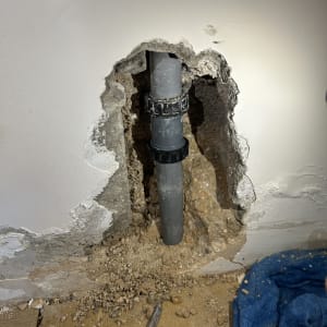 צינור חשוף בקיר עם תיקון נדרש