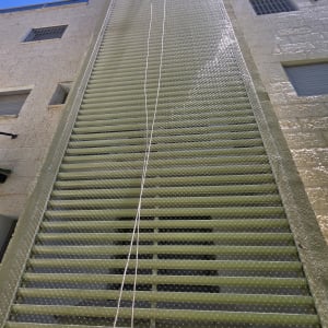 רשת מתכת על קיר בניין גבוה