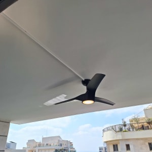מאוורר תקרה עם תאורה מותקן בתקרה