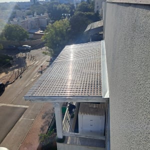 גג עץ עם כיסוי שקוף על מבנה קטן