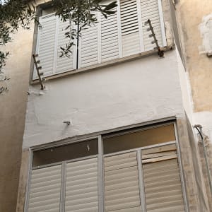 תריסים על קיר חיצוני של בניין