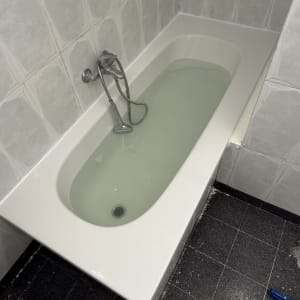 אמבטיה עם מים, אריחי קיר ורצפה