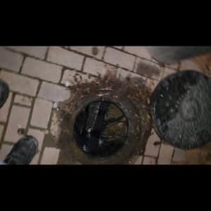 פתח ביוב פתוח על מדרכה מרוצפת