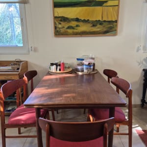 שולחן עץ עם כיסאות, תמונה של נוף על הקיר