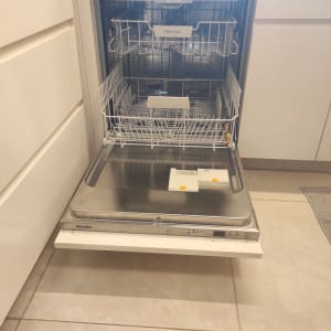 מדיח כלים פתוח במטבח מודרני