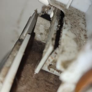 חלק פנימי של מזגן עם לכלוך וברגים