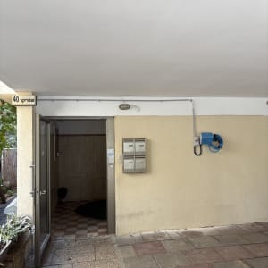 תיבת חשמל וכבלים על קיר חיצוני