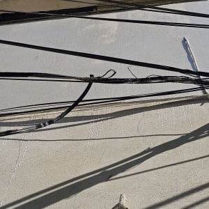 קירות עם חוטים וצללים, ללא אלמנטים של איטום.