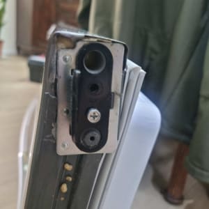 חלק מתכת עם ברגים על דלת מקרר