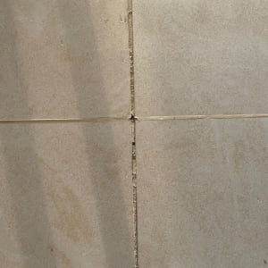 אריחי קרמיקה עם רווחים לא אחידים בין האריחים