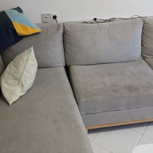 ספה אפורה עם כתמים על המושב