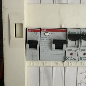 לוח חשמל עם מפסקים ומתגים