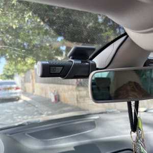 מצלמת רכב מותקנת על שמשת הרכב הפנימית