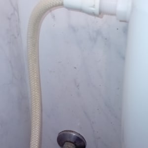 צינור מים מחובר לשסתום בקיר