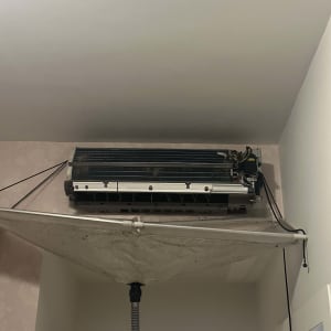 מזגן מפורק עם צינור ניקוז ומתקן איסוף מים