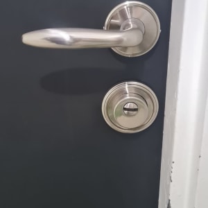 ידית ודלת מתכת בצבע כהה