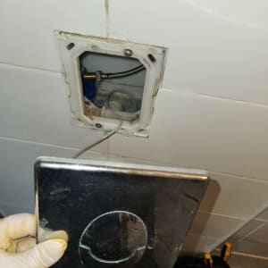 תיקון מערכת אינסטלציה בקיר עם כיסוי מתכת