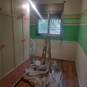 הכנה לצביעת חדר ילדים מרוהט עם סולם ויריעת הגנה