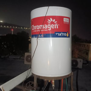 דוד שמש כרומגן על גג עם צינורות מחוברים