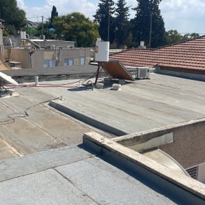 איטום גג שטוח ביריעות ביטומניות כולל מעקות היקפיים