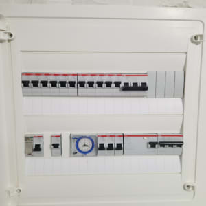 לוח חשמל עם מפסקים ומונה זמן