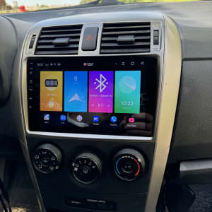 מערכת מולטימדיה ברכב עם מסך מגע ותצוגת אפליקציות