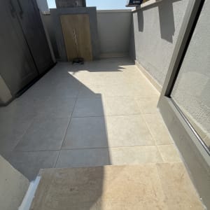 מרפסת עם רצפת אריחים וכלי עבודה