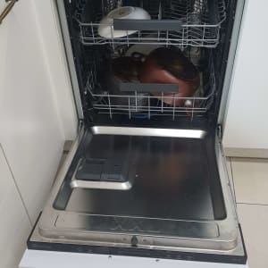 מדיח כלים פתוח עם כלים בפנים במטבח מודרני