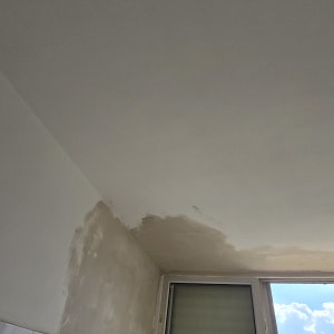 עבודת החלקת קיר בשפכטל סמוך לחלון