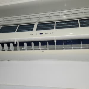 יחידת מיזוג אוויר פתוחה עם תריסים חשופים