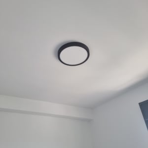 תאורה עגולה מותקנת על תקרה לבנה