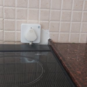 שקע חשמלי עם תקע על קיר מטבח