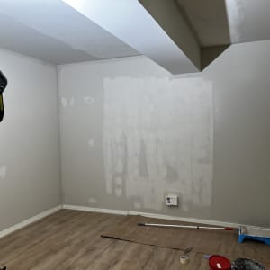 חדר בתהליך צביעה עם כלי עבודה וצבע