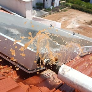 פיצוץ מים מצינור דוד שמש על גג רעפים