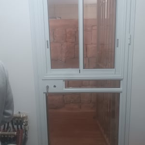 דלת אלומיניום עם חלון זכוכית כפול