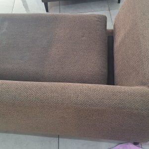 ספה חומה על רצפה עם סימני ניקוי