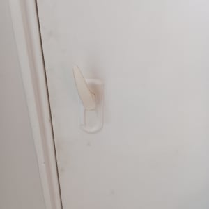 ידית דלת לבנה עם מנגנון נעילה